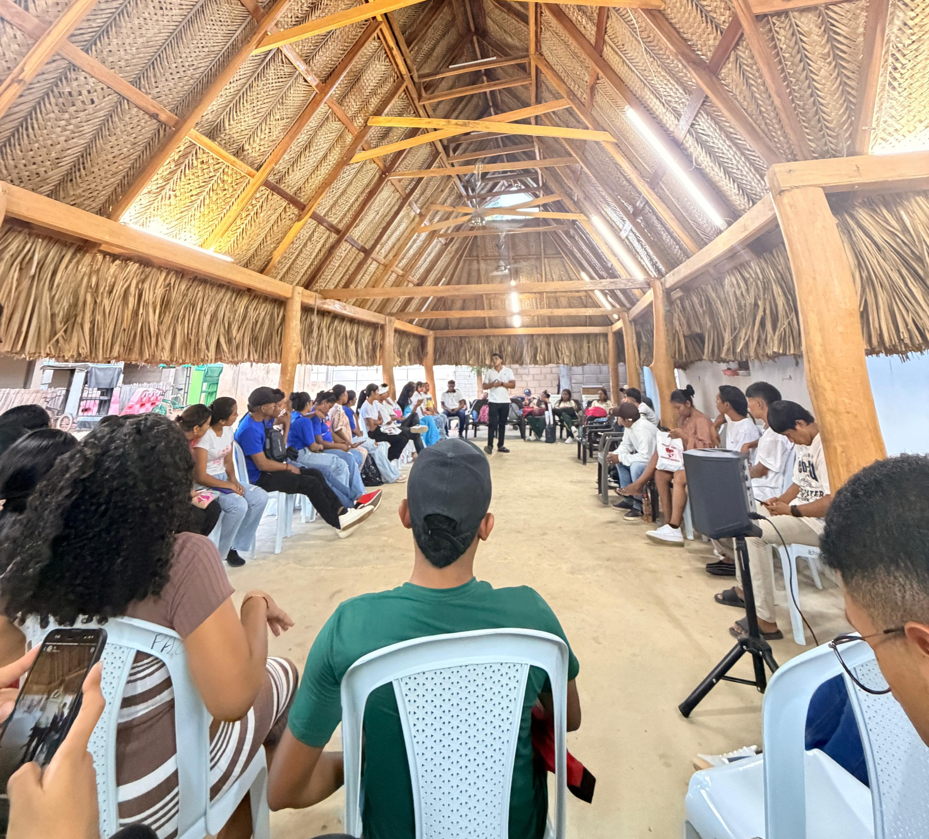 Participantes reunidos en un encuentro comunitario